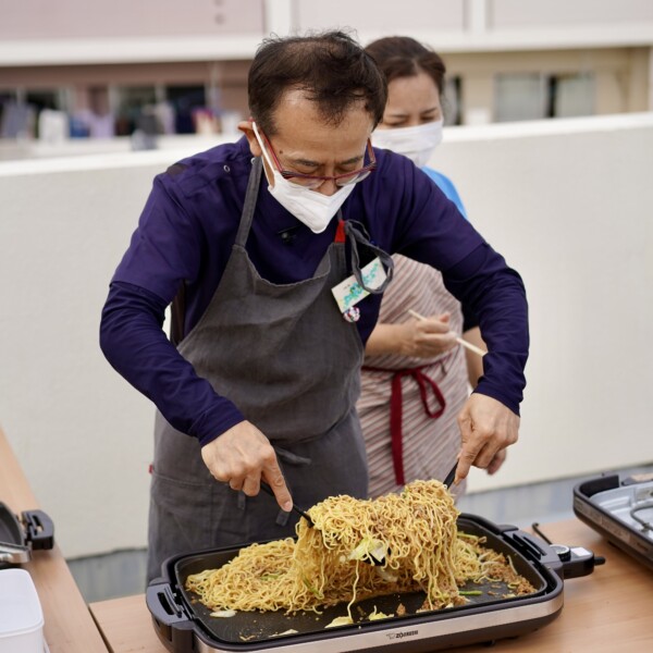 安田院長の特製焼きそば調理風景