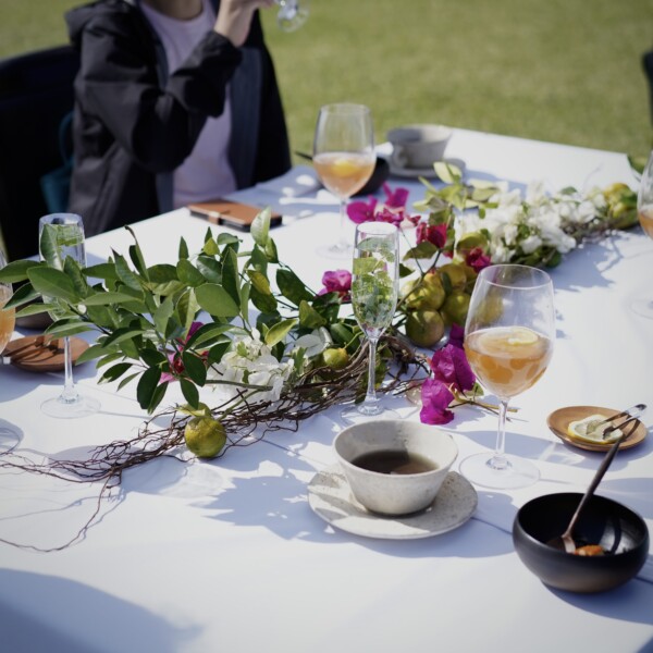 テーブル装飾も地元の草花で