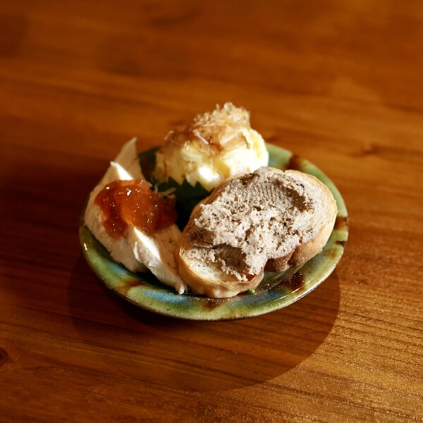 お通しは3つの前菜の盛り合わせ