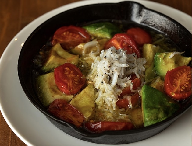 しらすとトマトとアボカドのアヒージョ